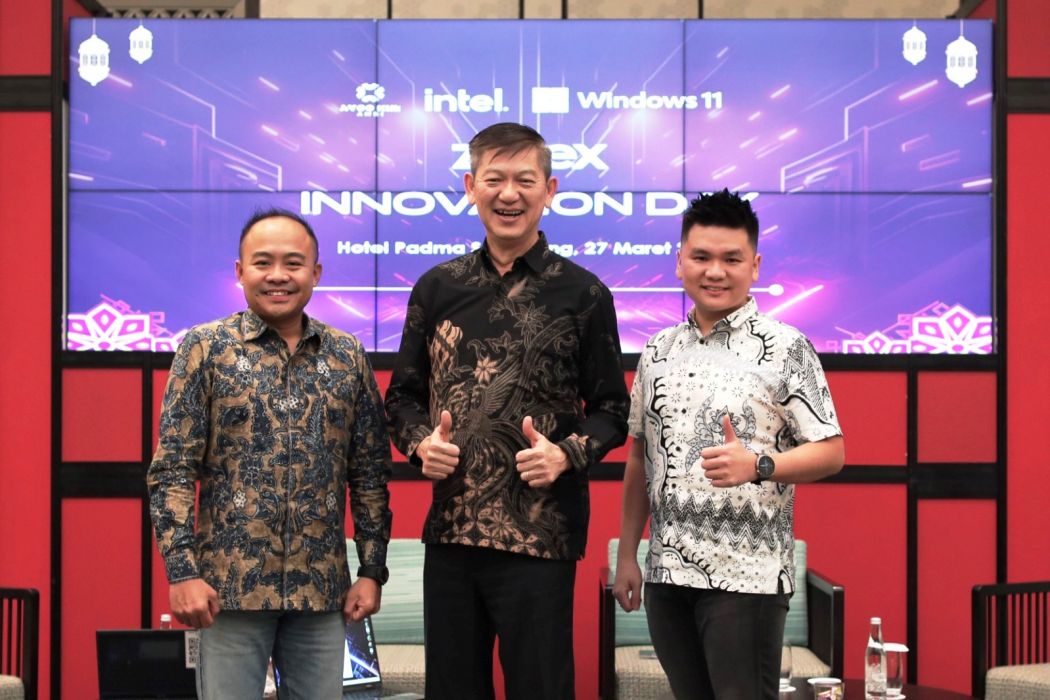 CEO of Zyrex Indonesia, Timothy Siddik diapit Product Manager of Zyrex Indonesia William L Chandra (kanan) dan Director of Strategic Business Partner Intel Indonesia, Tommy Ferdianto (kiri). 