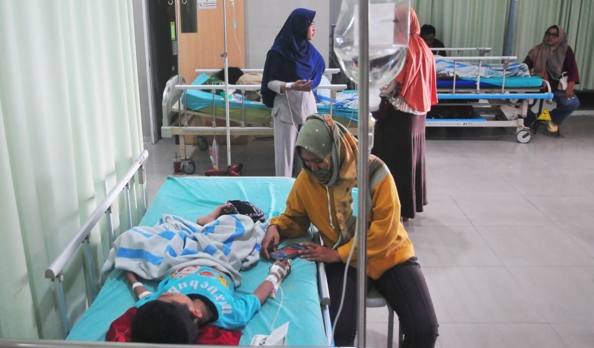 Pasien demam berdarah dengue (DBD) menjalani perawatan di Rumah Sakit Islam Sunan Kudus, Kudus, Jawa Tengah, Jumat (8/3/2024).