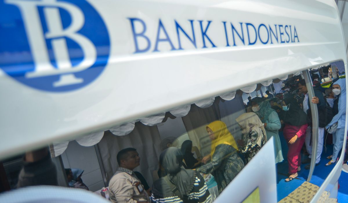 Layanan penukaran uang tunai yang disediakan Bank Indonesia di Padang.