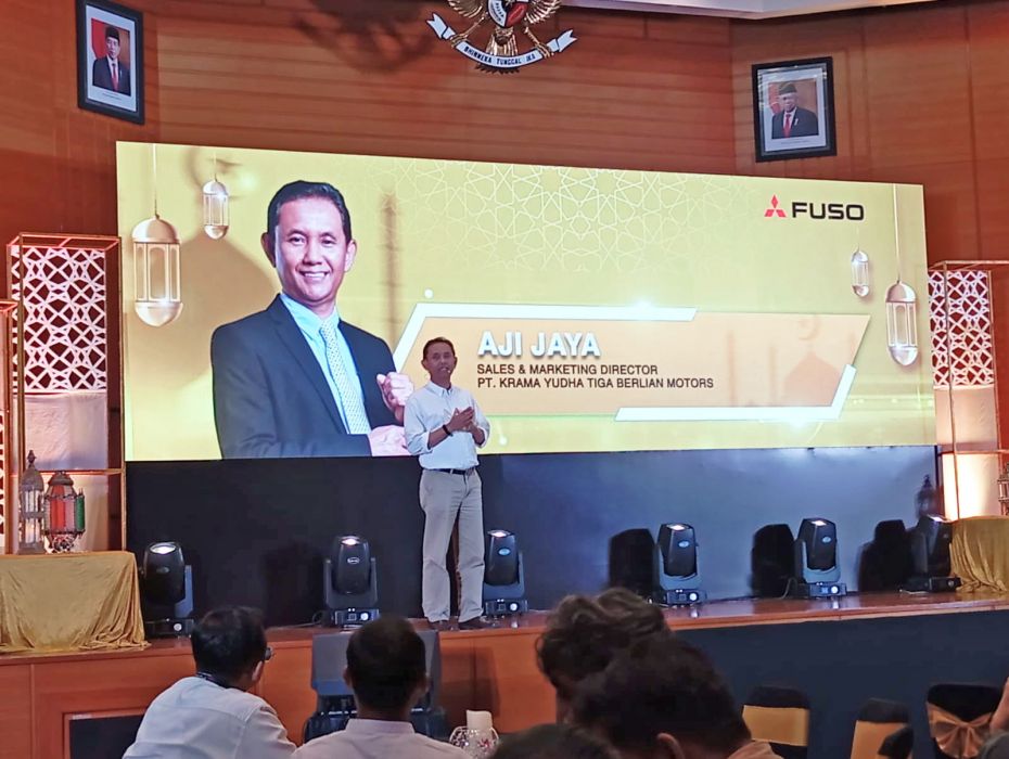 Sales & Marketing Director KTB Aji Jaya saat presentasi pencapaian perusahaan 