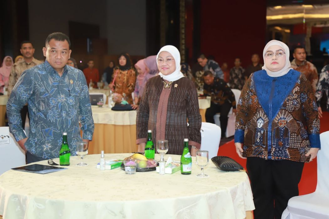 Menaker RI Ida Fauziyah (tengah) dan Pelaksana Tugas Sekretaris MA Agung Sugiyanto (kiri).