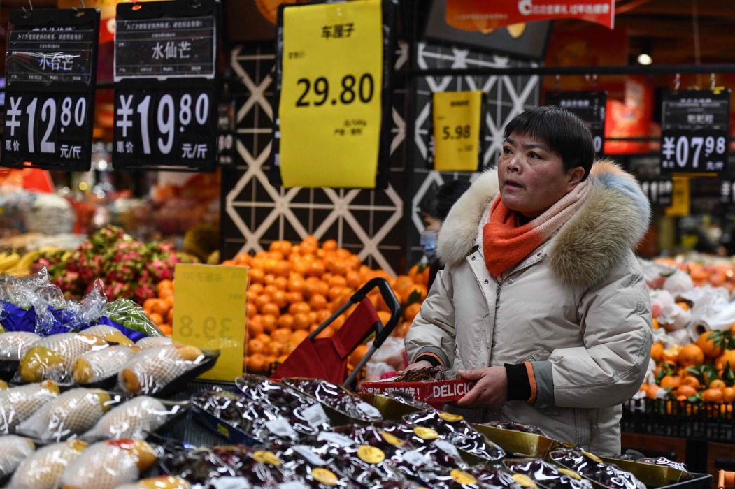 Seorang konsumen di sebuah supermarket di Fuyang, Tiongkok (AFP / China Out)