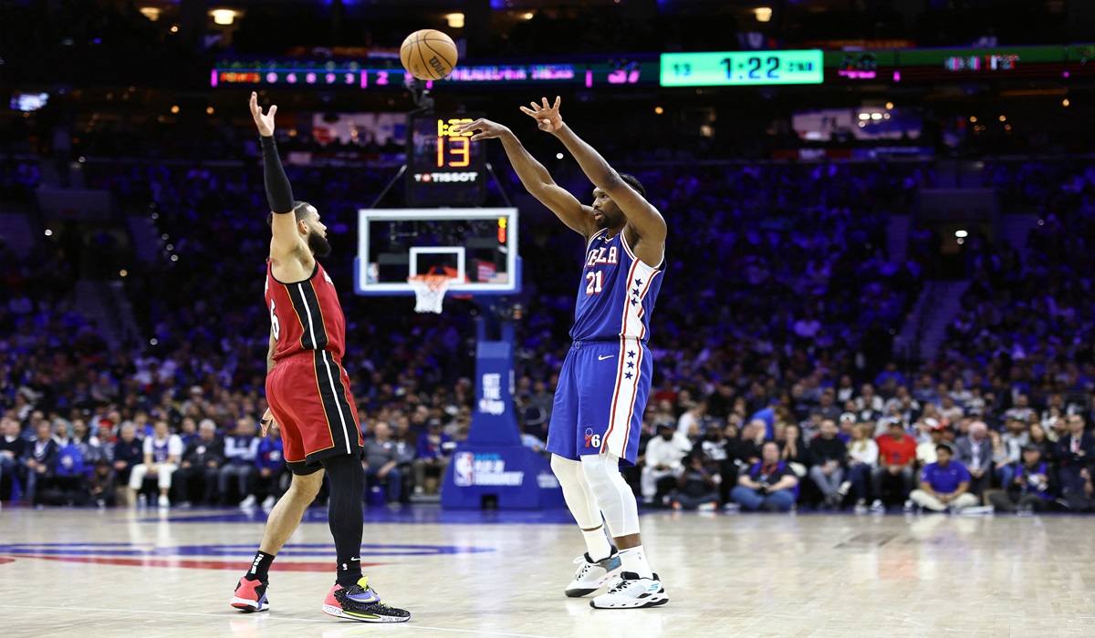 Bintang Philadelphia 76ers melakukan operan di laga play-in NBA melawan Miami Heat