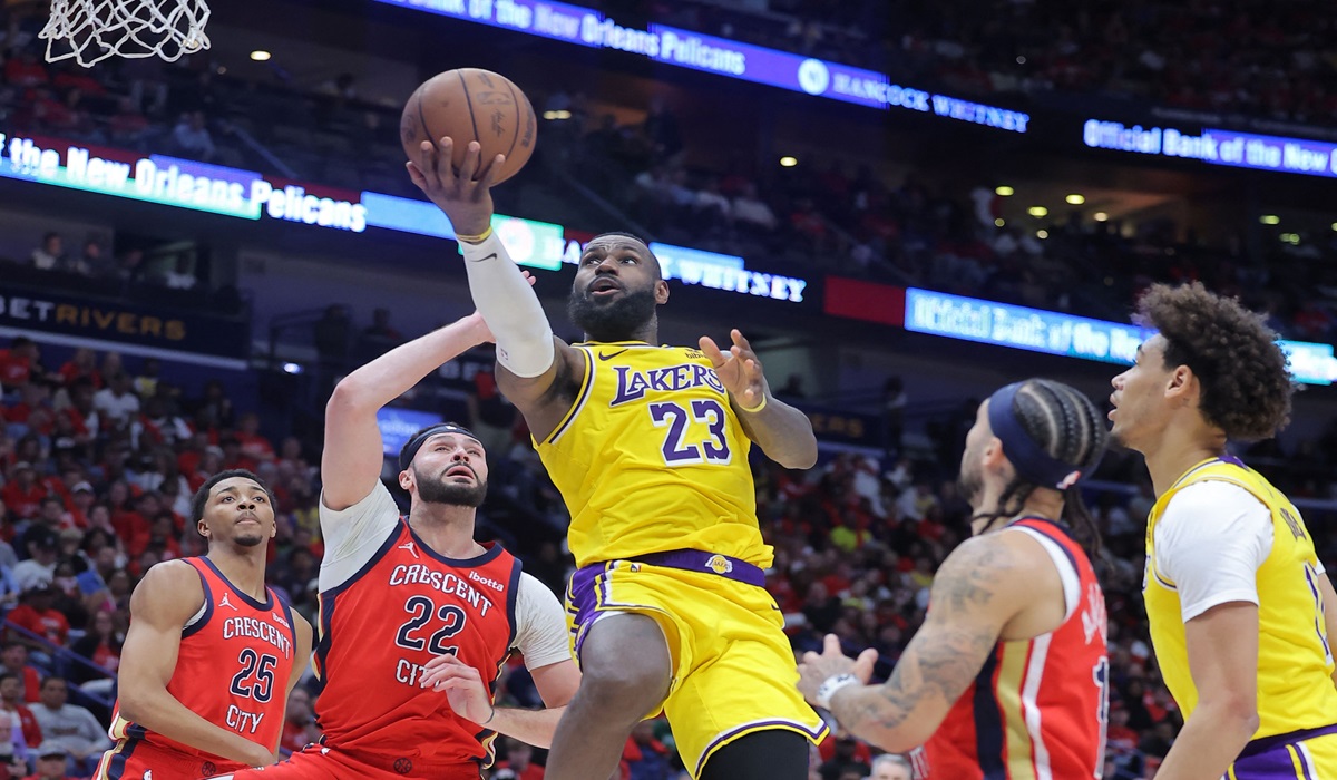 Bintang Los Angeles Lakers LeBron James melakukan layup di laga play-in NBA melawan New Orleans Pelicans.