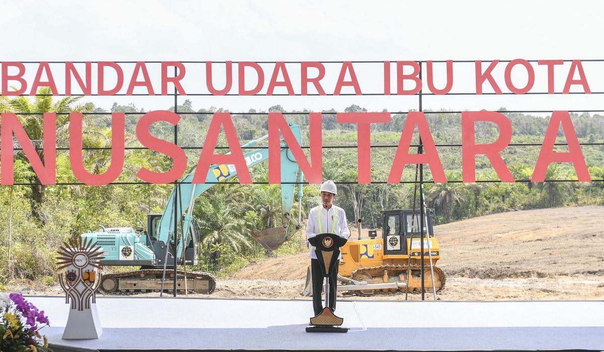 Presiden Joko Widodo saat ground breaking Bandara Ibu Kota Nusantara di Penajam Paser Utara, Kalimantan Timur, November 2023.