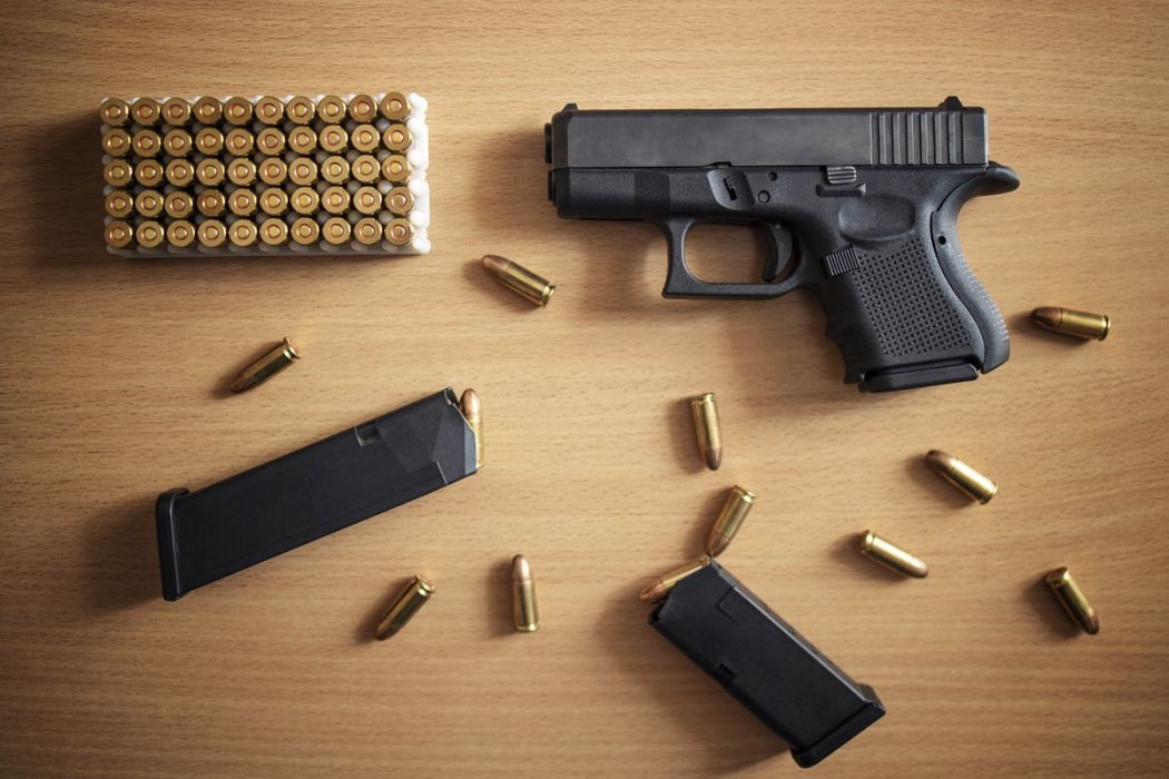 Anggota parlemen di Tennessee telah mengesahkan undang-undang yang memungkinkan guru, kepala sekolah, dan staf sekolah membawa senjata