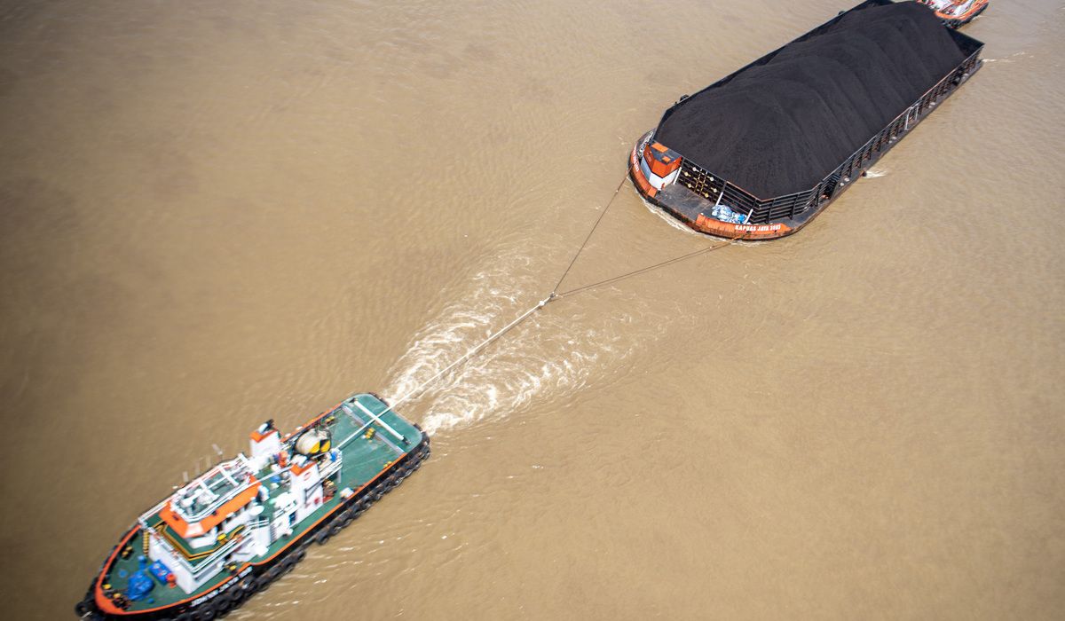 Kapal tongkang pengangkut batu bara melintas di Sungai Musi, Palembang, Sumatera Selatan.