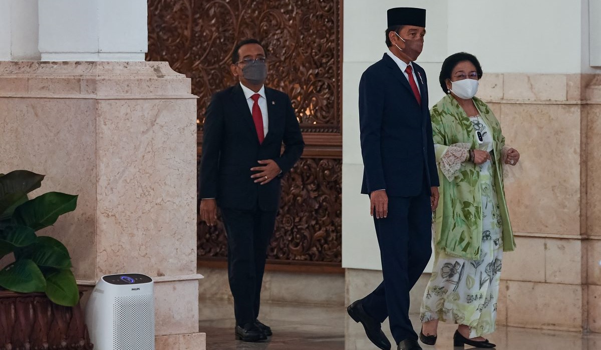Presiden Joko Widodo (tengah) bersama Presiden ke-5 Megawati Soekarnoputri (kanan) didampingi Mensesneg Pratikno (kiri).