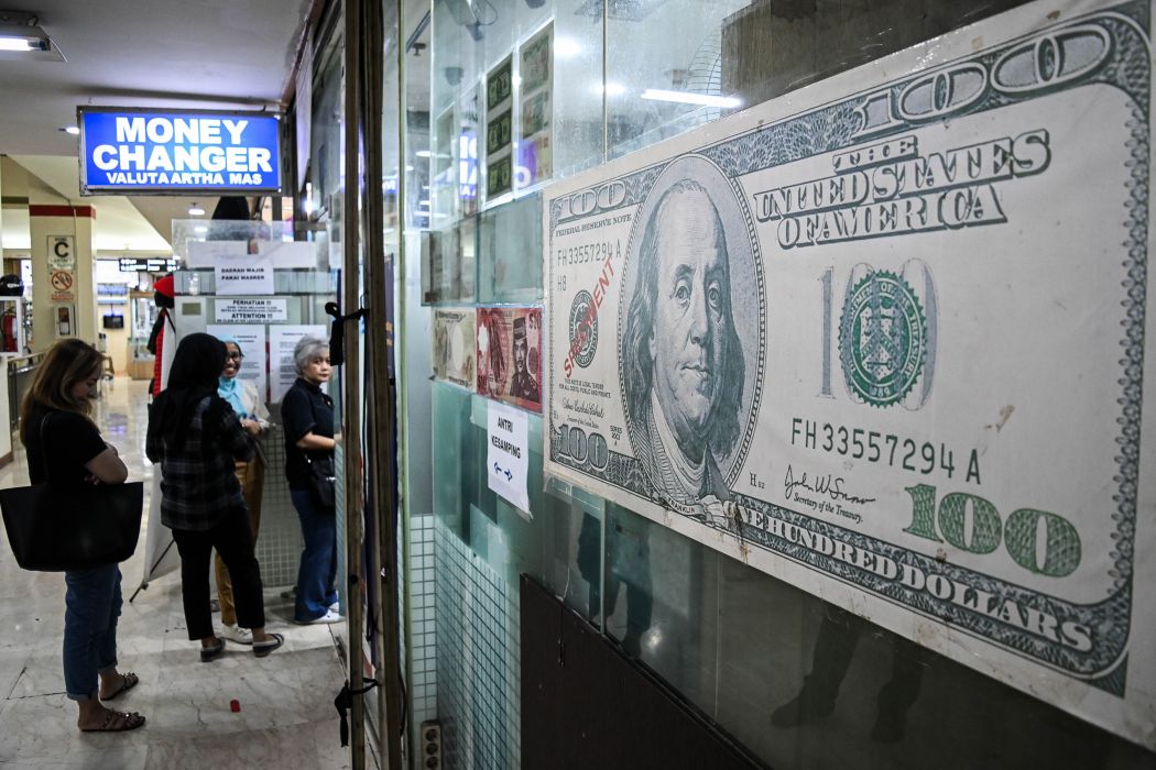 Sejumlah warga mengantre untuk menukarkan uang di salah satu gerai penukaran uang asing di Jakarta, Rabu (17/4)