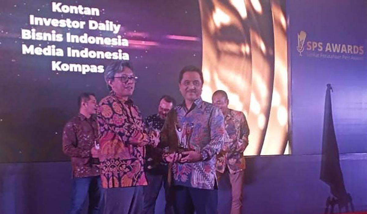Direktur Pemberitaan Media Indonesia Abdul Kohar (kanan) menerima piala dari Sekjen SPS Asmono Wikan di ajang SPS Media Awards 2024.