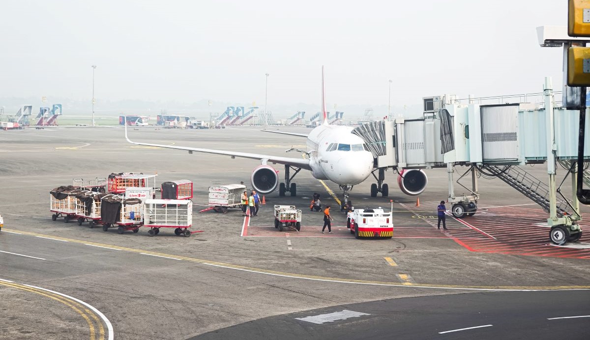 Pesawat terparkir di apron Bandara Soekarno Hatta, Tangerang, Banten, Senin (12/6).