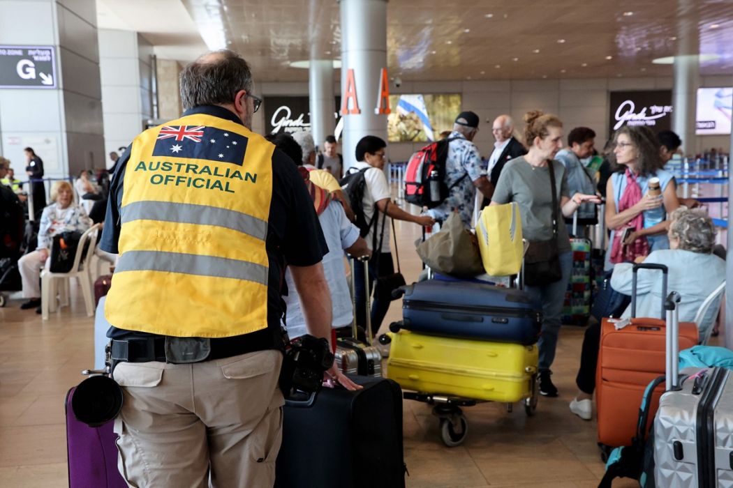 DFAT menyarankan warga Australia di Israel untuk meninggalkan negara tersebut, khawatir penutupan Bandara Internasional Ben Gurion, Tel Aviv
