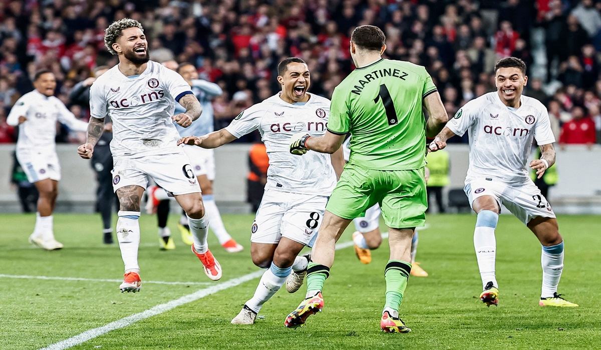 Para pemain Aston Villa melakukan selebrasi usai menang adu penalti atas Lille di laga perempat final Liga Konferensi UEFA.
