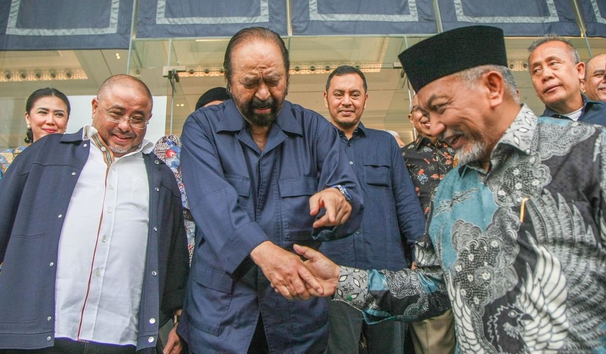 Ketua Umum Partai NasDem, Surya Paloh (tengah) mengantarkan Presiden PKS, Ahmad Syaikhu (kanan).