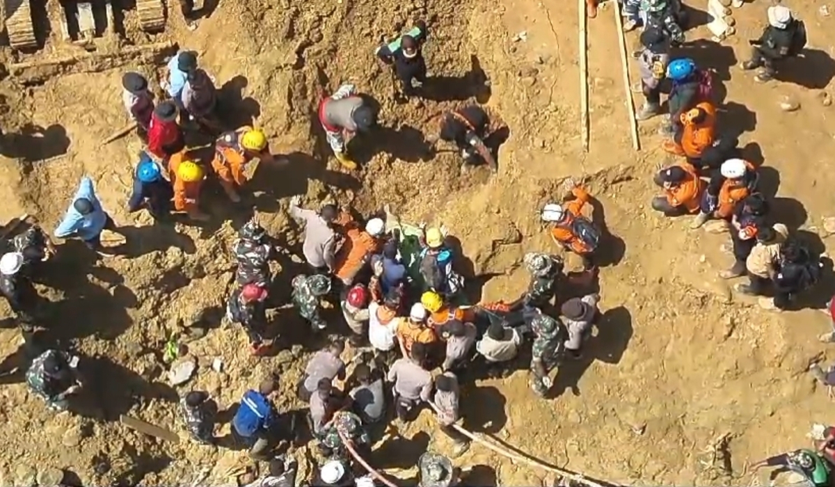 Proses pencarian korban yang tertimbun tanah longsor di Kabupaten Garut.