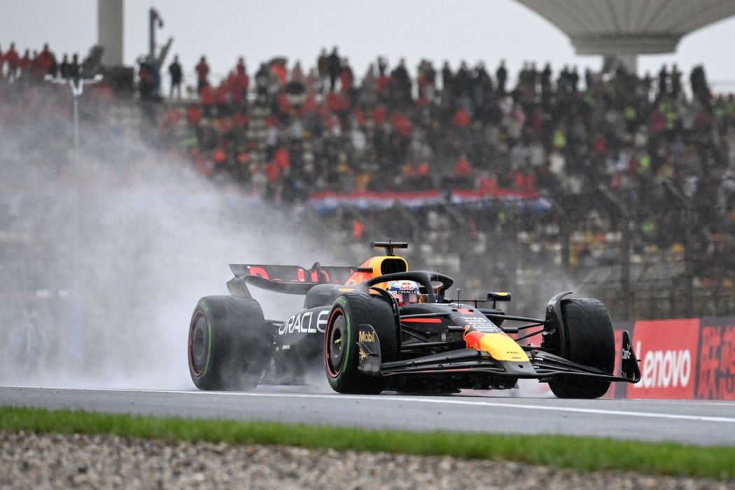 Max Verstappen memenangkan balapan sprint Grand Prix Tiongkok di depan Lewis Hamilton dan Sergio Perez