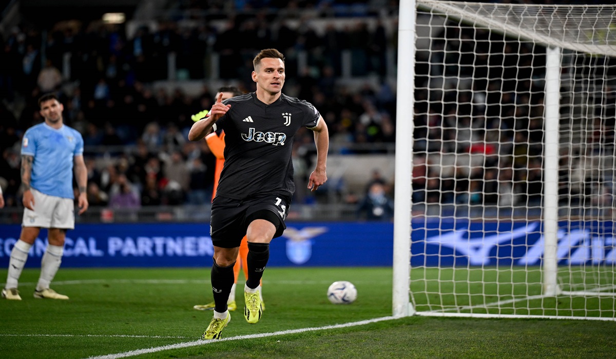 Pemain Juventus Arkadiusz Milik melakukan selebrasi usai mencetak gol ke gawang Lazio di laga semifinal Coppa Italia.