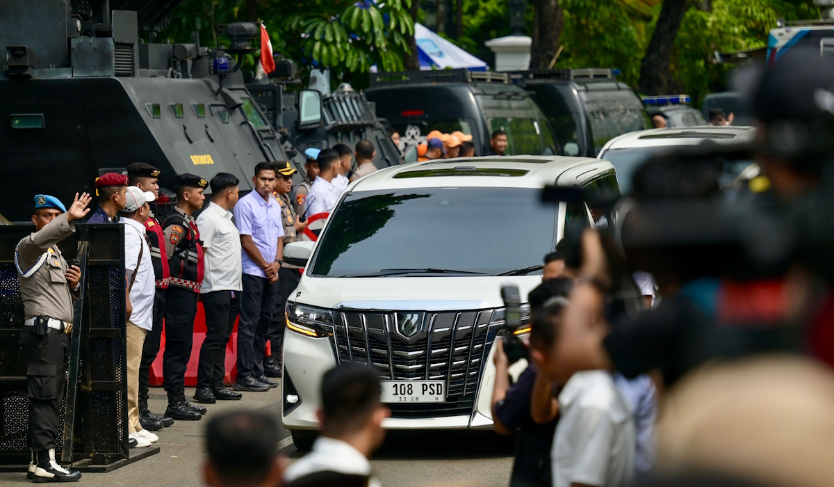 Mobil yang ditumpangi Prabowo Subianto-Gibran Rakabuming Raka tiba di KPU