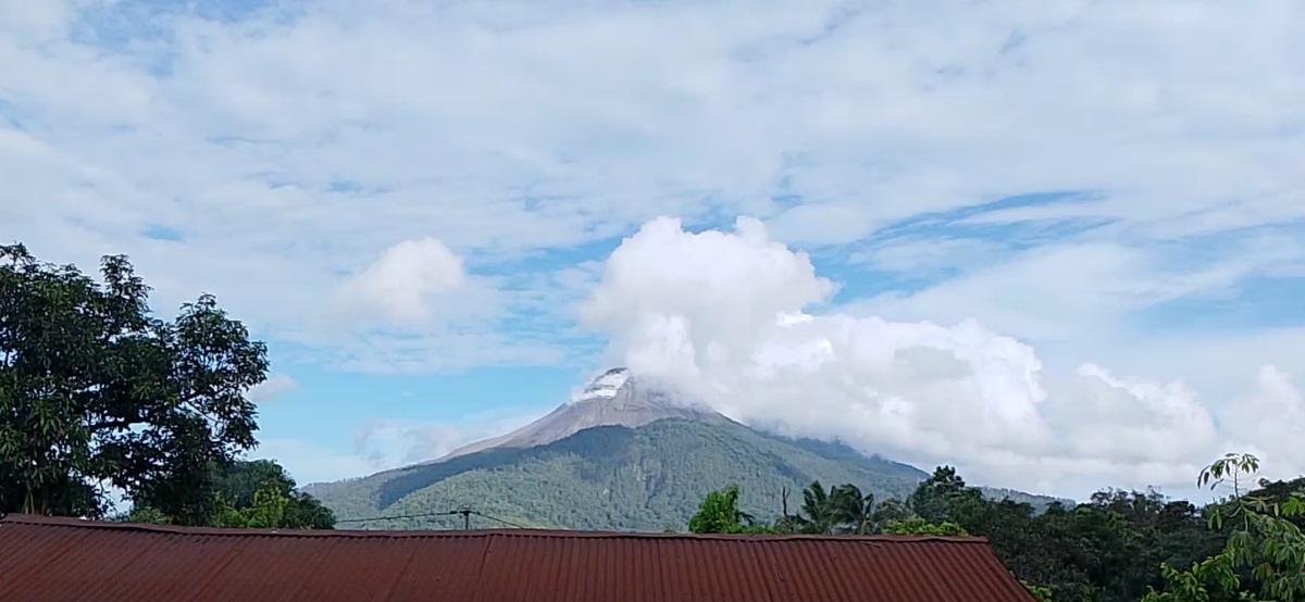 Gunung Lewotobi Laki-laki di Kecamatan Wulanggitang, Kabupaten Flores Timur, NTT kembali meletus pada Selasa (23/4).
