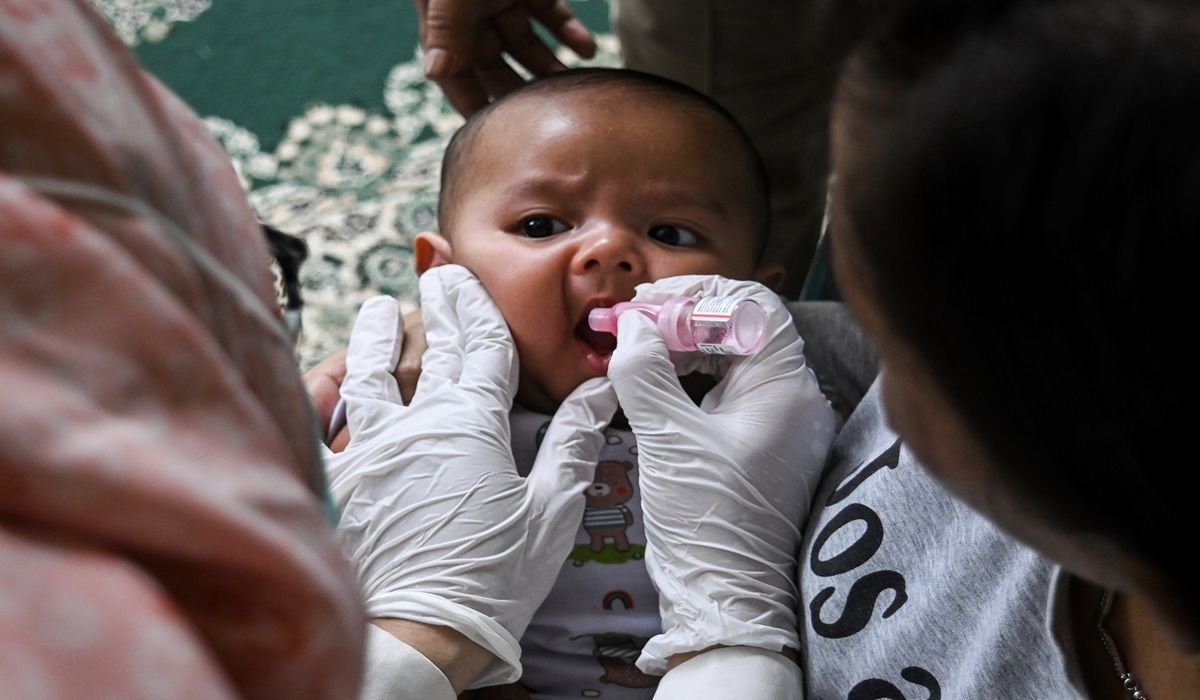 Petugas kesehatan memberikan imunisasi vaksin rotavirus kepada seorang anak di Cipondoh, Tangerang, Banten, Rabu (24/4/2024).
