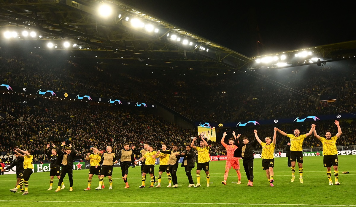 Para pemain Borussia Dortmund melakukan selebrasi usai mengalahkan Atletico Madrid di leg kedua perempat final Liga Champions.