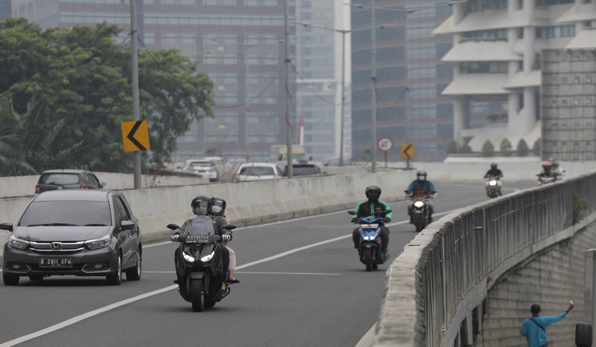 Sepeda motor mengambil jalan pintas melewati jalan layang non tol (JLNT) Kampung Melayu-Tanah Abang di kawasan Karet, Jakarta.