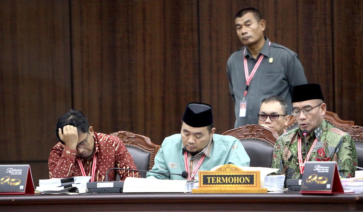 Ketua Komisi Pemillihan Umum (KPU) Hasyim Asyari (kanan) didampingi komisioner M Afifudin (tengah) dan Idham Holik hadir dalam sidang MK 