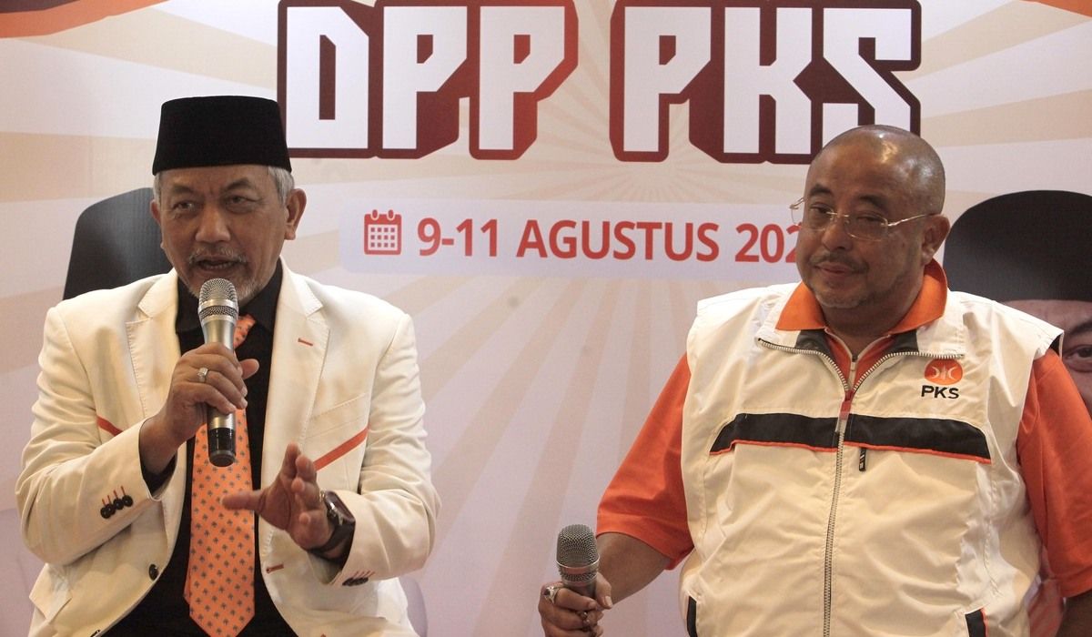Presiden Partai Keadilan Sejahtera (PKS) Ahmad Syaikhu (kiri) didampingi Sekjen PKS Habib Aboe Bakar Al Habsyi (kanan).