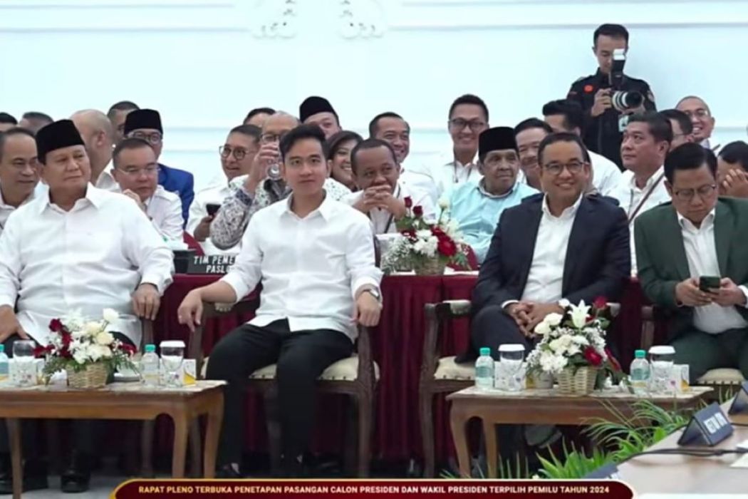 Presiden dan wakil presiden terpilih Prabowo Subianto dan GIbran Rakabuming Raka duduk disamping Anies Baswedan dan Muhaimin Iskandar.