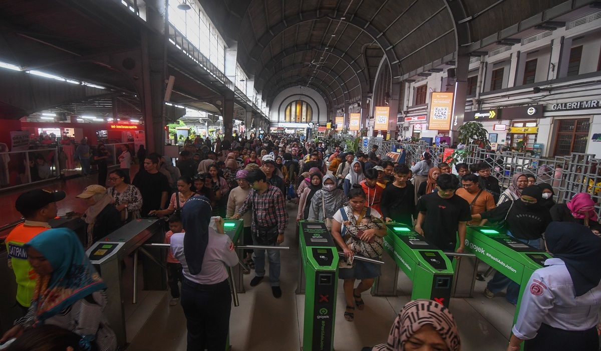 Ilustrasi--Penumpang KRL Commuterline Jabodetabek mengantre untuk keluar dari Stasiun Jakarta Kota di Jakarta, Jumat (12/4/2024).