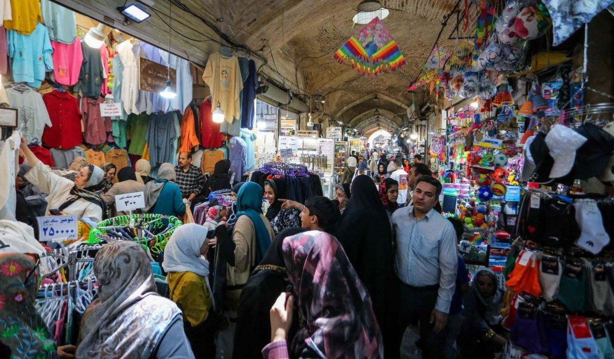 Orang-orang berbelanja di sebuah bazar di kota Isfahan, Iran tengah, pada 19 April 2024.