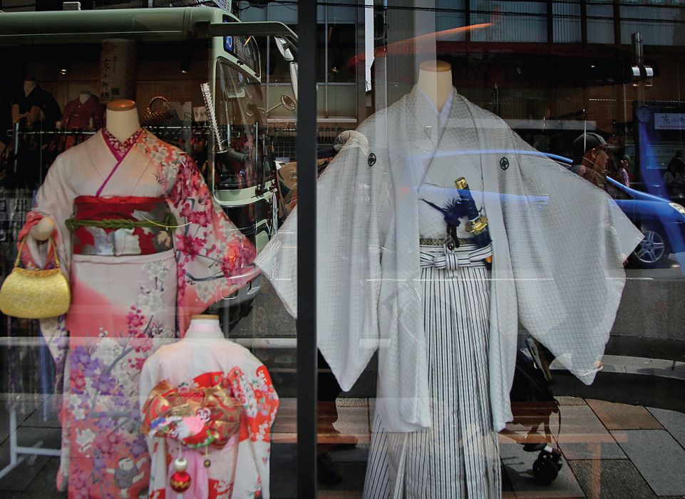 Sepasang baju kimono dan samurai dijual di toko.
