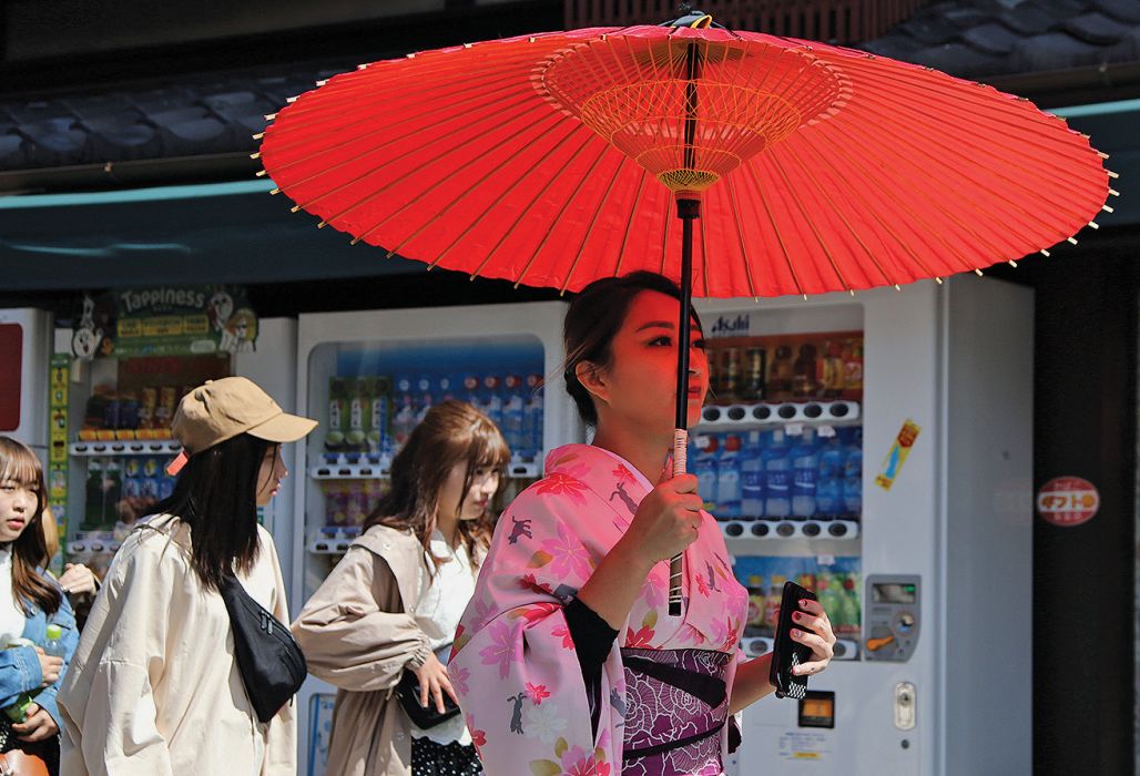 Keliling mengenakan kimono dan payung tradisional Jepang.