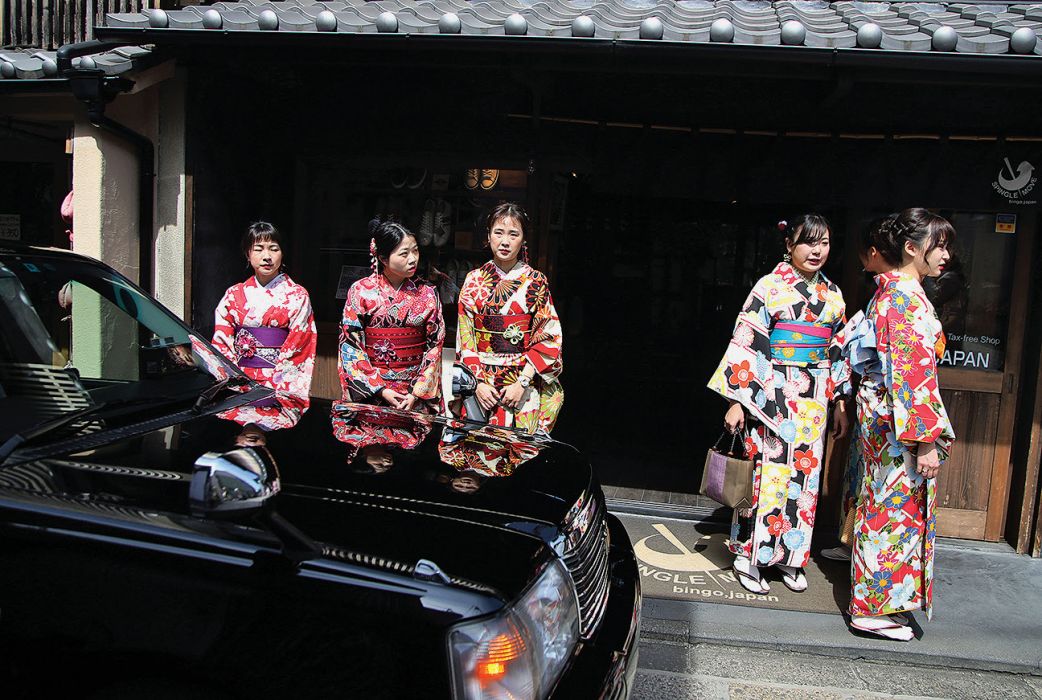 Wisatawan keliling distrik di Kyoto mengenakan baju kimono.