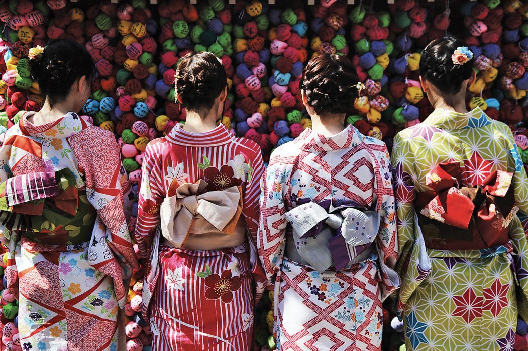 Wisatawan mengenakan baju kimono sewaan.
