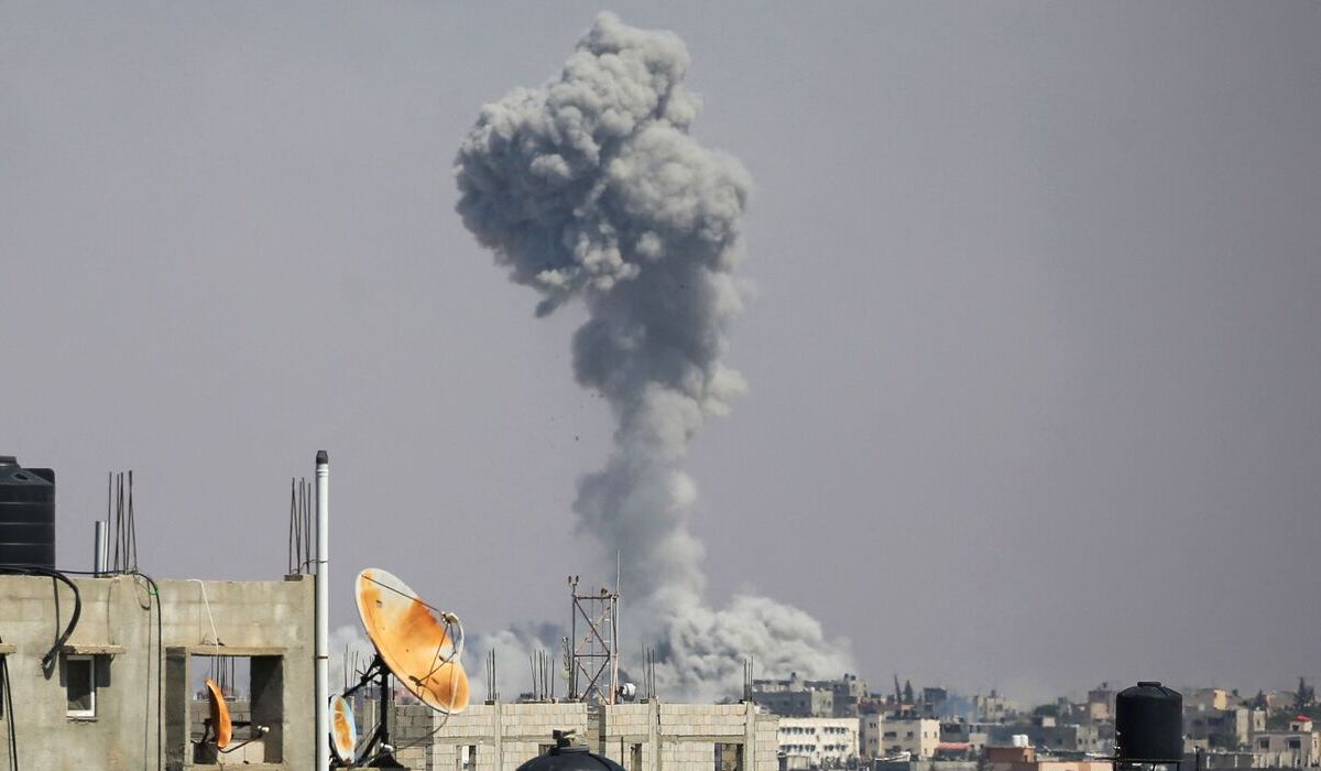 Asap dari sisa serangan Israel di Rafah.