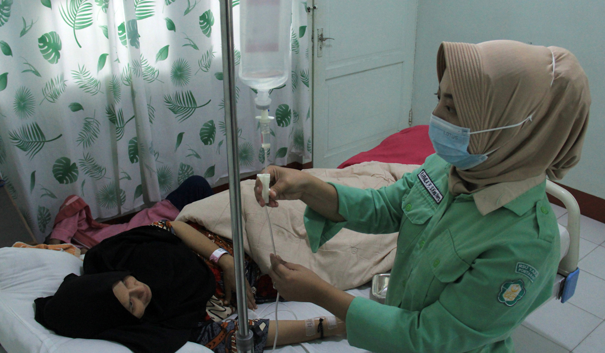 Perawat memeriksa infus pasien rawat inap di Rumah Sakit Umum Yarsi di Pontianak