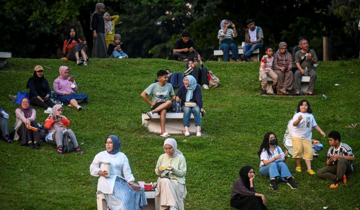 Sejumlah warga menikmati pemandangan di Hutan Kota Gelora Bung Karno (GBK), Jakarta, Jumat, (10/5/2024).
