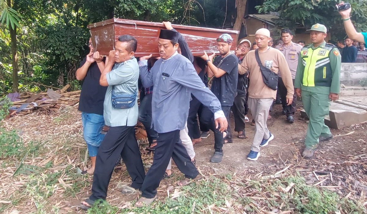 Warga menggotong peti jenazah almarhum Farid Ahmad, korban kecelakaan pesawat latih di kawasan Lapangan Sunburst, BSD City, Serpong.