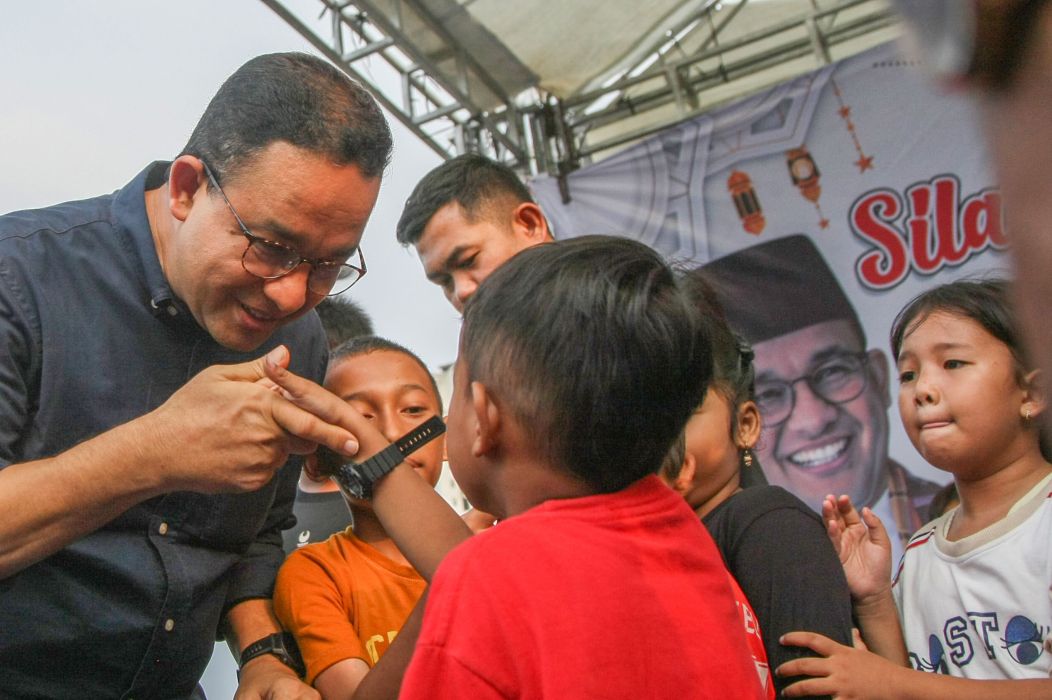 Mantan Gubernur DKI Anies Baswedan menyalami anak-anak saat silaturahim dengan warga Kampung Marlina, Penjaringan, Jakarta Utara.