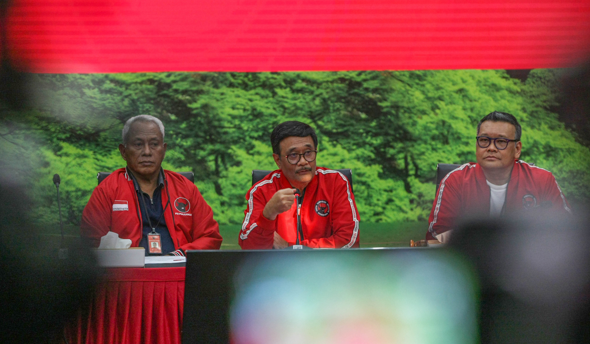 Ketua DPP PDI Perjuangan, Djarot Syaiful Hidayat (tengah) memberikan keterangan pers jelang Rakernas ke-5 PDIP