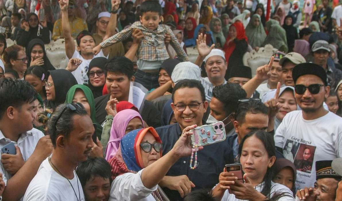 Warga berfoto dengan mantan Gubernur DKI Anies Baswedan saat silaturahmi dengan warga Kampung Marlina, Muara Baru, Penjaringan, Jakarta.