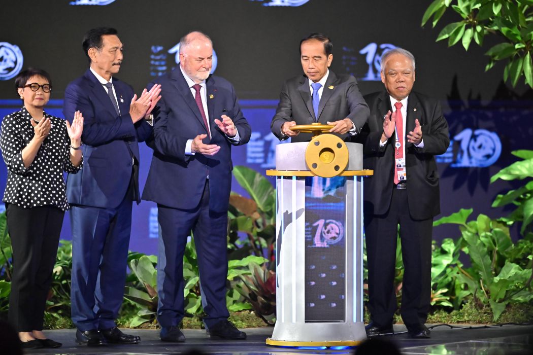 Presiden Joko Widodo (kedua kanan) didampingi Presiden World Water Council Loic Fauchon (ketiga kiri) membuka WWF ke-10 2024