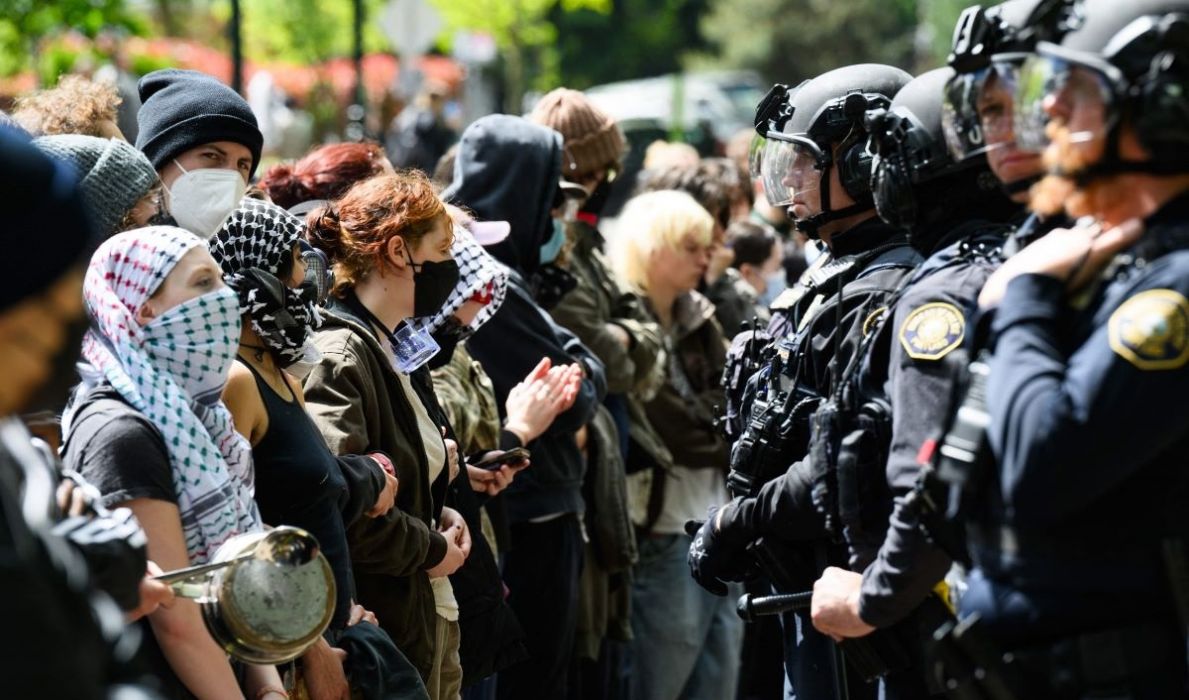 Polisi dan pengunjuk rasa pro-Palestina bentrok di depan perpustakaan Universitas Negeri Portland yang dibarikade pada 2 Mei 2024.