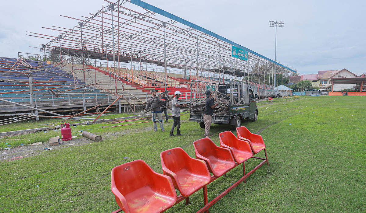 Pekerja membongkar bangunan Stadion H Dimurthala di Banda Aceh, Aceh