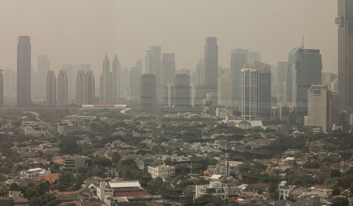 Gedung-gedung bertingkat yang diselimuti polusi udara di pusat kota Jakarta pada Desember 2023.