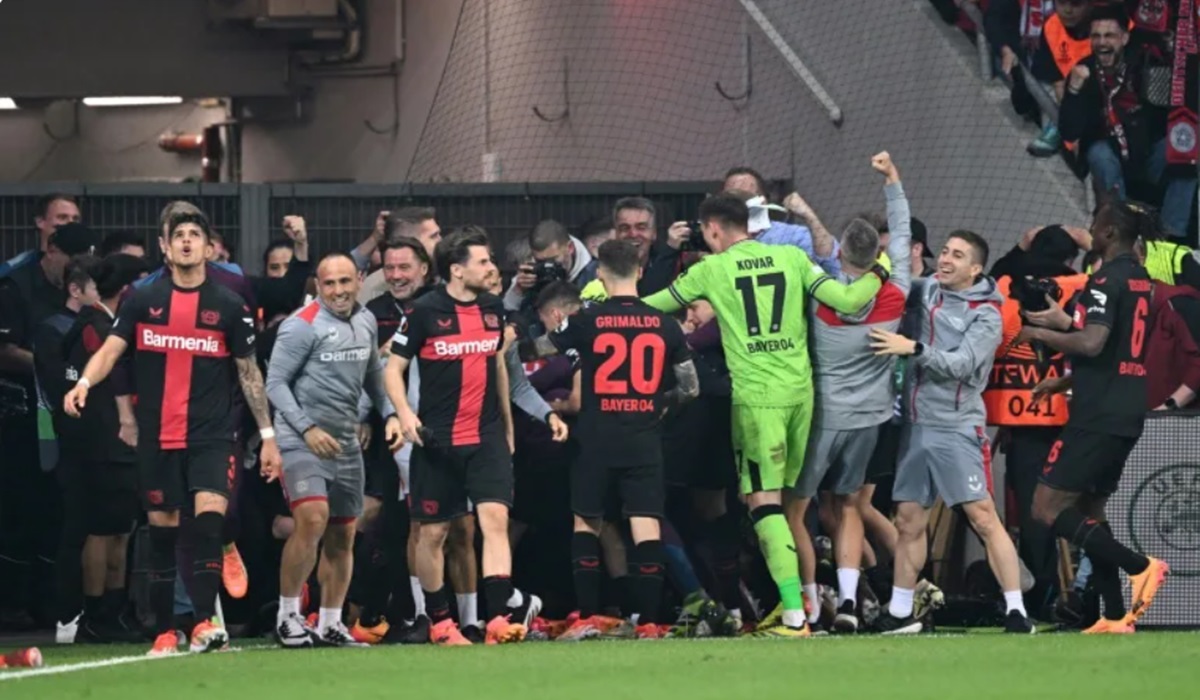 Para pemain Bayer Leverkusen melakukan selebrasi usai mencetak gol ke gawang AS Roma di laga leg kedua semifinal Liga Europa.