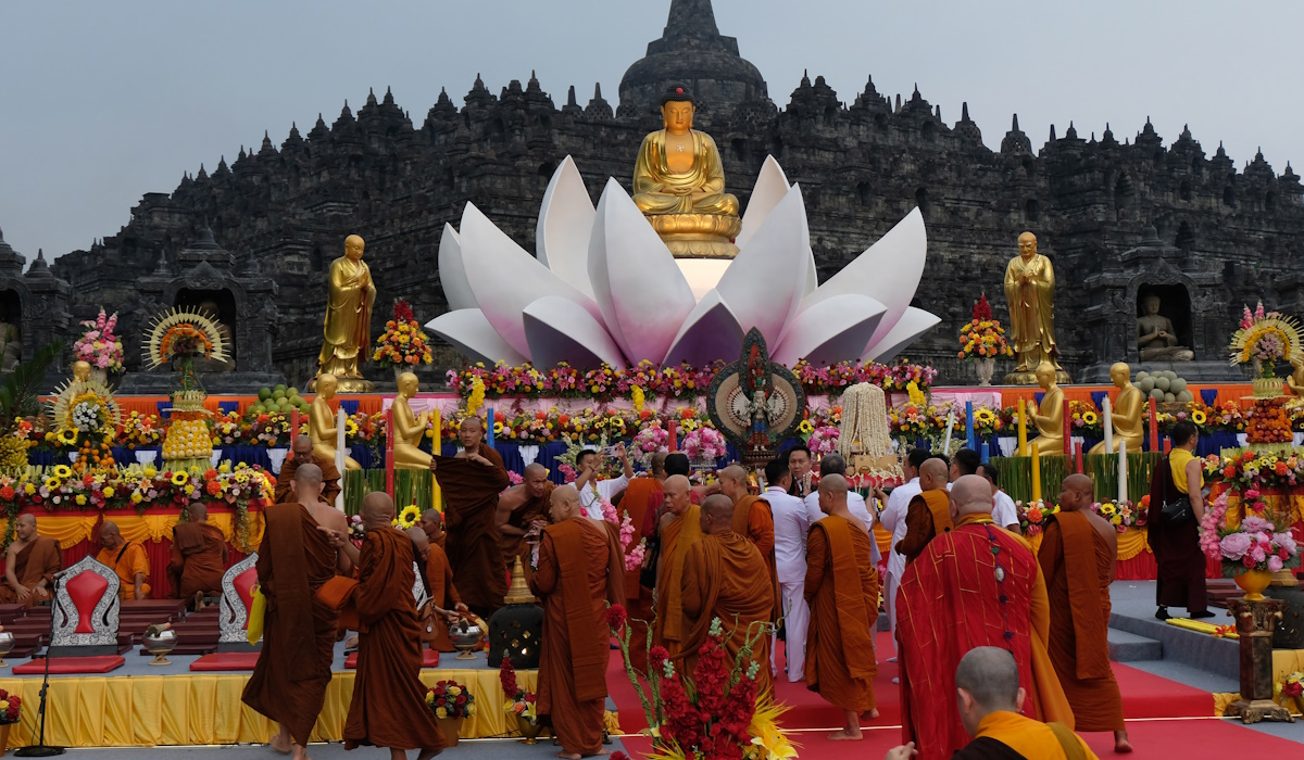 Sejumlah Bhikkhu tiba di altar utama saat Kirab Waisak 2568 BE/2024 di Borobudur
