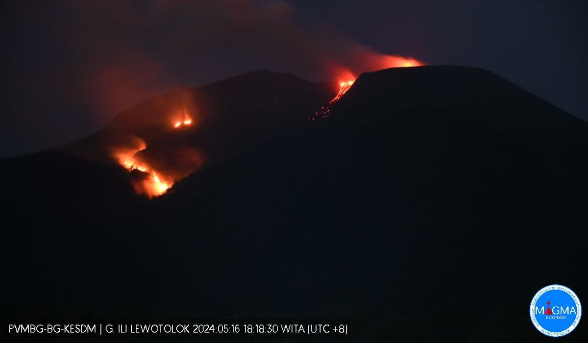 Aliran lava dari puncak Gunung Ile Lewotolok