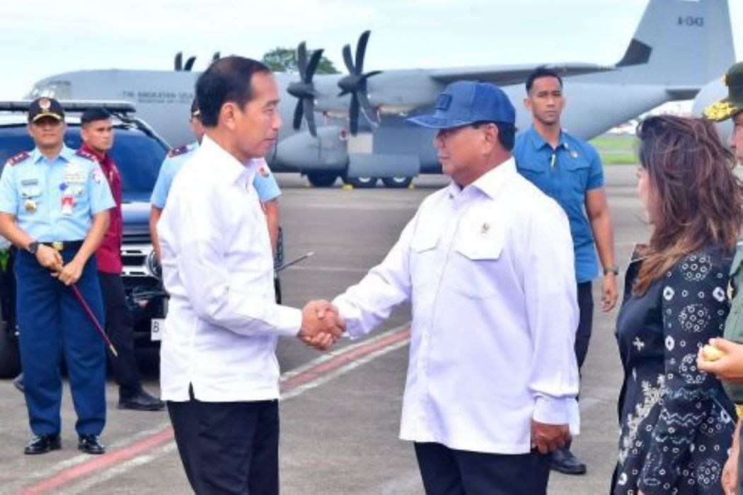 Presiden Joko Widodo bersalaman dengan Menteri Pertahanan Prabowo Subianto.